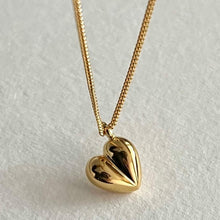 Cargar imagen en el visor de la galería, Tiny Heart Necklace