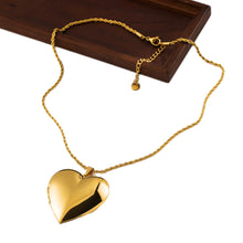 Cargar imagen en el visor de la galería, Locket Heart Necklace